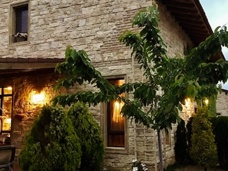 Casă luxoasă în stil italian cu piscină, arhitectură toscană și grădină privată