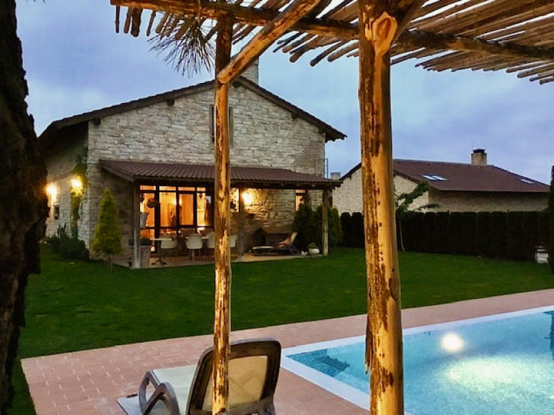 Casă luxoasă în stil italian cu piscină, arhitectură toscană și grădină privată