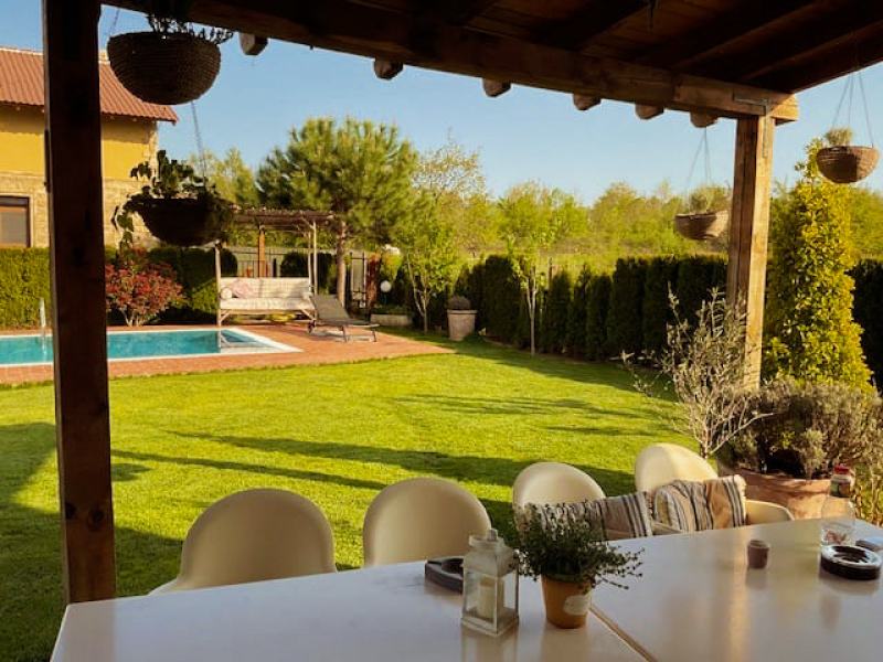 Casă luxoasă în stil italian cu piscină, arhitectură toscană și grădină privată