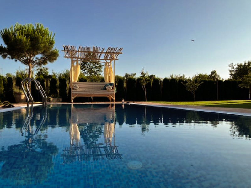 Casă luxoasă în stil italian cu piscină, arhitectură toscană și grădină privată