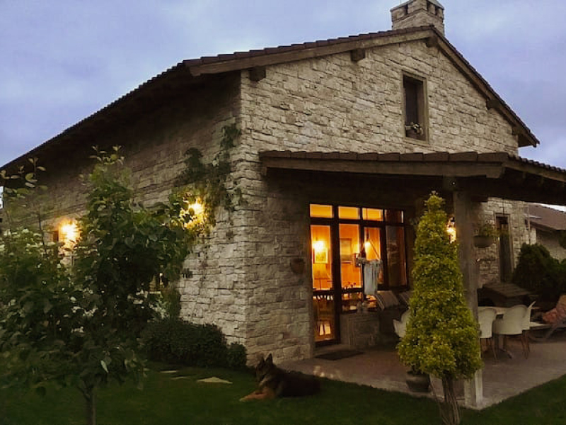 Casă luxoasă în stil italian cu piscină, arhitectură toscană și grădină privată