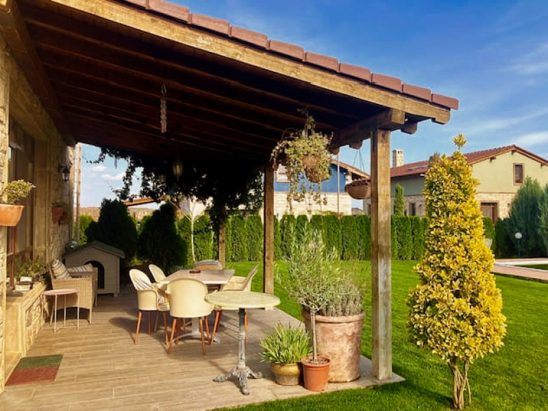 Casă luxoasă în stil italian cu piscină, arhitectură toscană și grădină privată