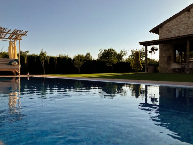 Casă luxoasă în stil italian cu piscină, arhitectură toscană și grădină privată