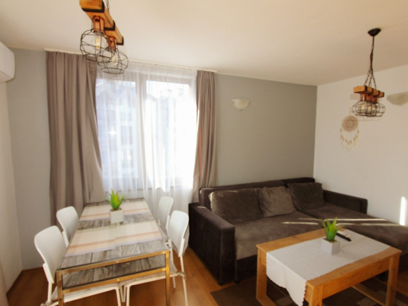 Apartament renovat cu un dormitor în complexul Royal Park