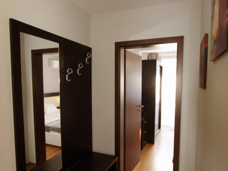 Apartament renovat cu un dormitor în complexul Royal Park