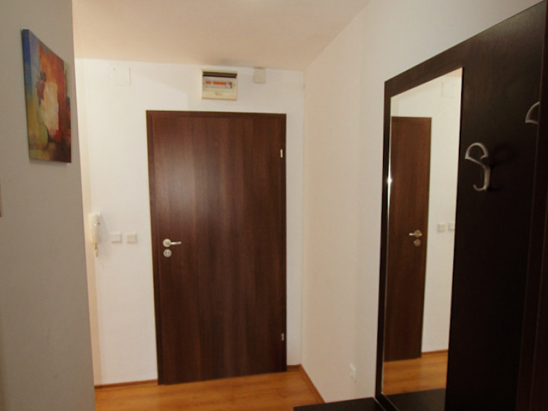 Apartament renovat cu un dormitor în complexul Royal Park
