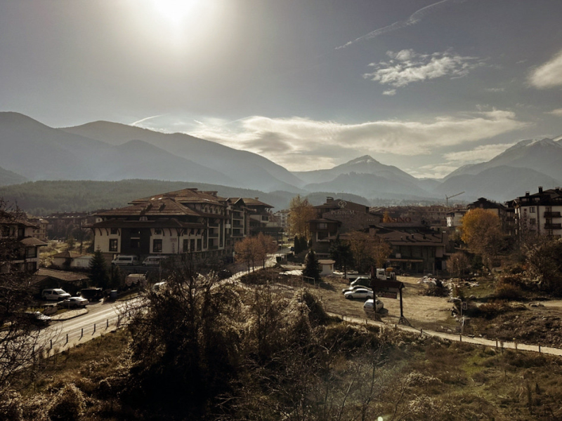 Proiect nou de la dezvoltator – Apartament modern cu o cameră, la 600 m de telecabină, Bansko (finalizare 2027)