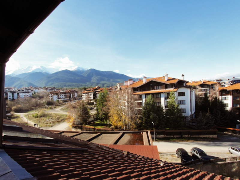 Apartament tip duplex cu două camere, două băi și vedere spre Munții Pirin