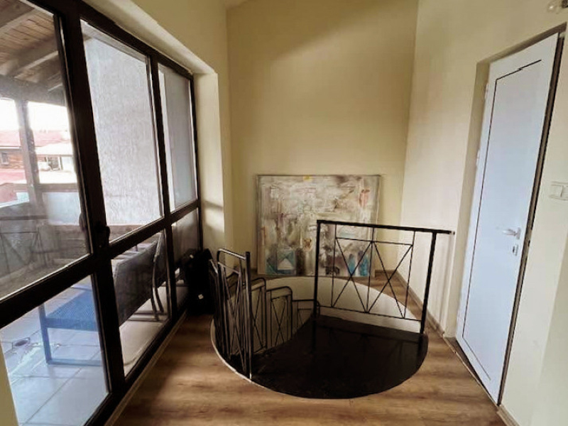 Apartament tip duplex cu două camere, două băi și vedere spre Munții Pirin