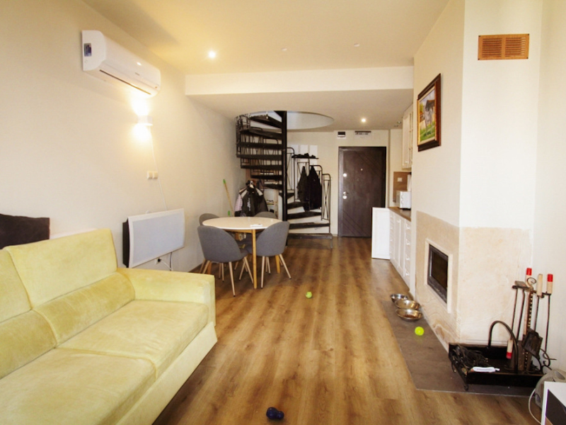 Apartament tip duplex cu două camere, două băi și vedere spre Munții Pirin
