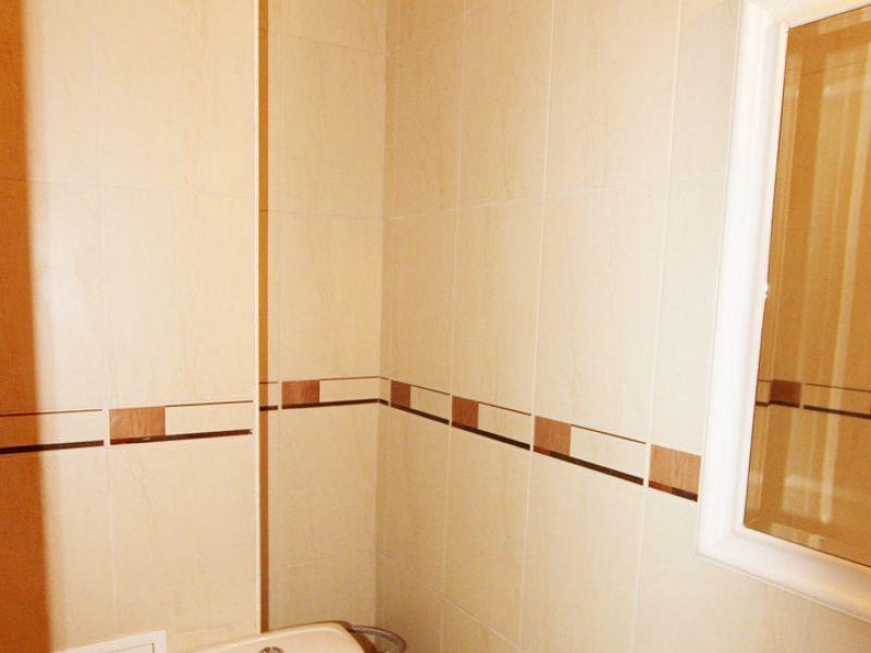 Apartament cu trei camere mobilat cu grădină