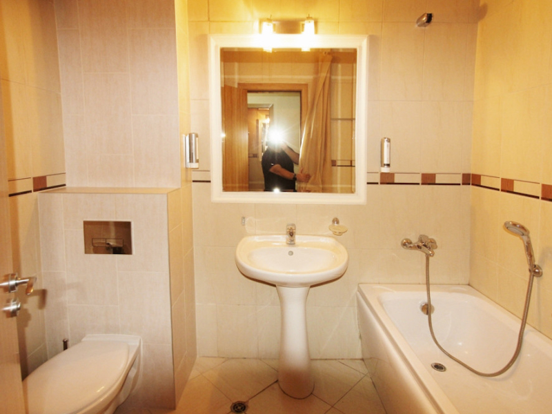 Apartament cu trei camere mobilat cu grădină