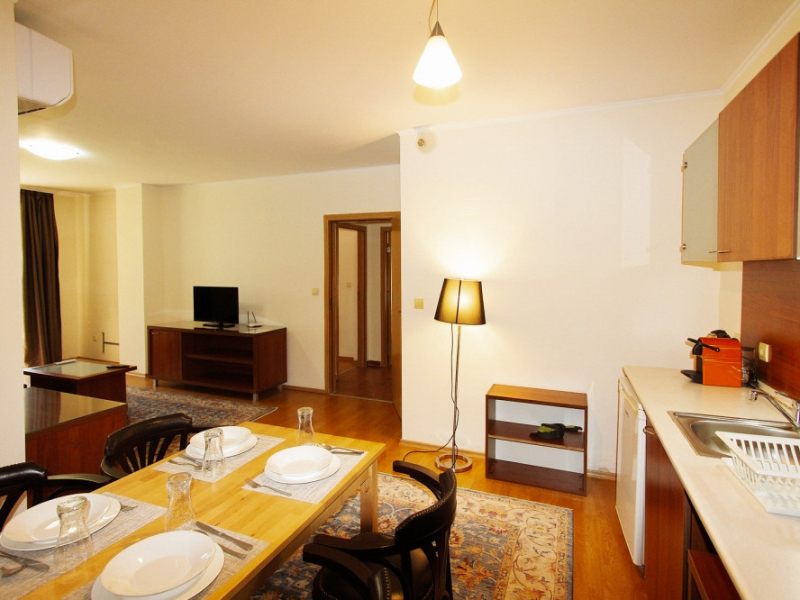 Apartament cu trei camere mobilat cu grădină