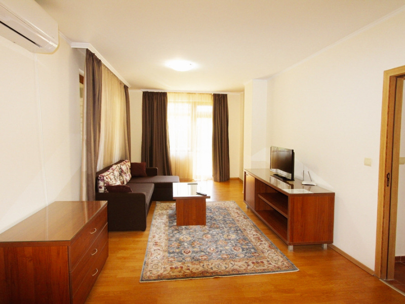 Apartament cu trei camere mobilat cu grădină