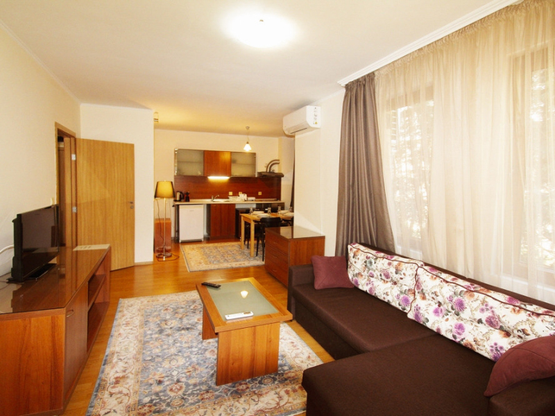 Apartament cu trei camere mobilat cu grădină