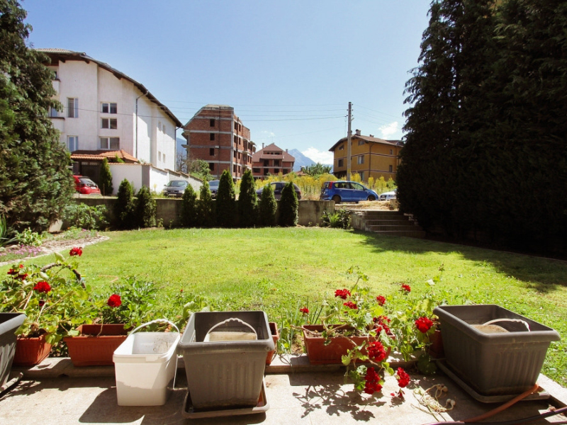 Apartament cu trei camere mobilat cu grădină