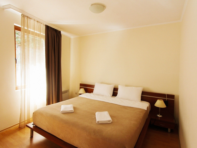 Apartament cu trei camere mobilat cu grădină