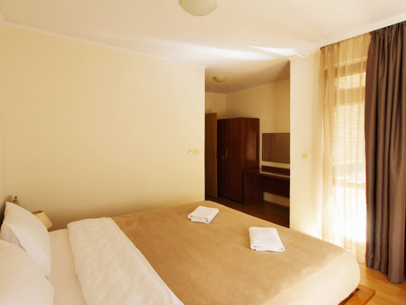 Apartament cu trei camere mobilat cu grădină