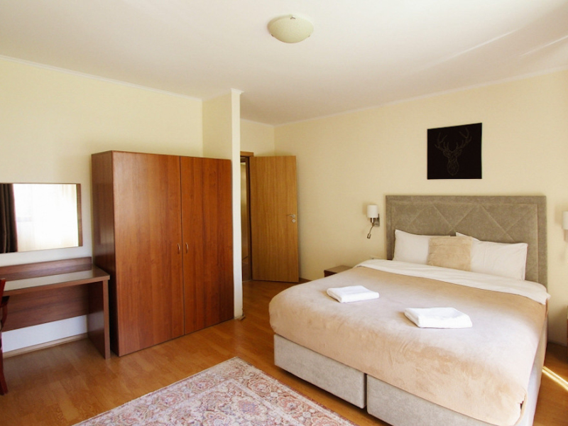Apartament cu trei camere mobilat cu grădină