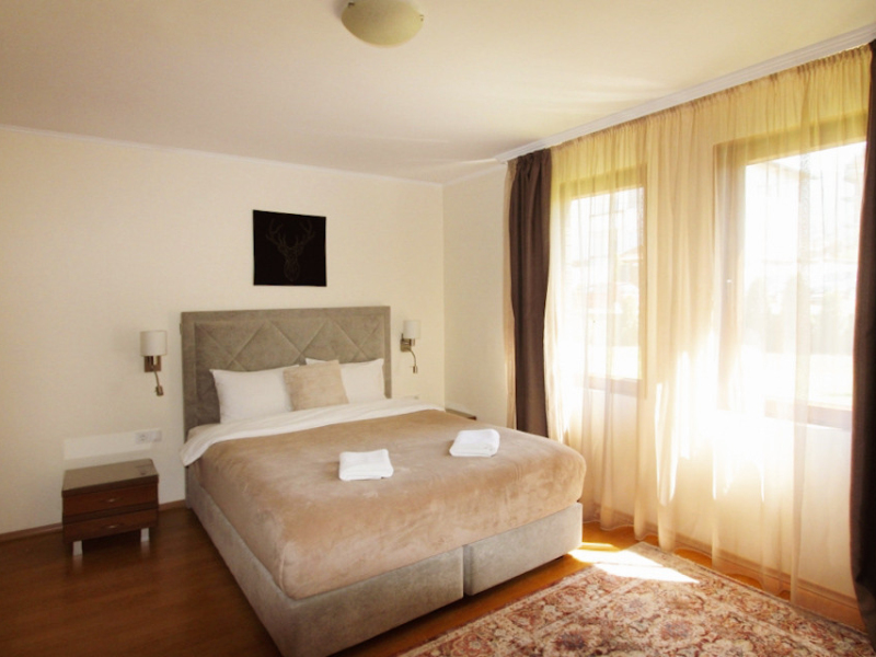 Apartament cu trei camere mobilat cu grădină
