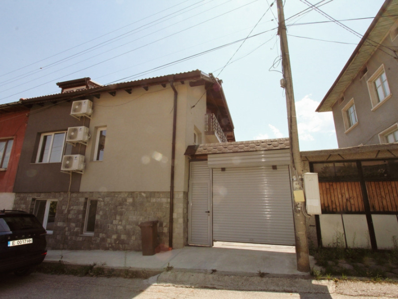 Casă renovată complet cu două etaje, 5 dormitoare, două terase și curte – Dobrinishte