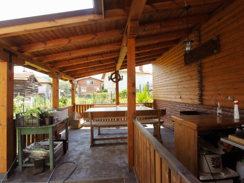 Casă renovată complet cu două etaje, 5 dormitoare, două terase și curte – Dobrinishte