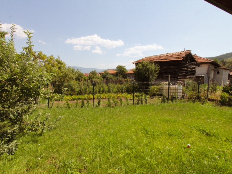 Casă renovată complet cu două etaje, 5 dormitoare, două terase și curte – Dobrinishte