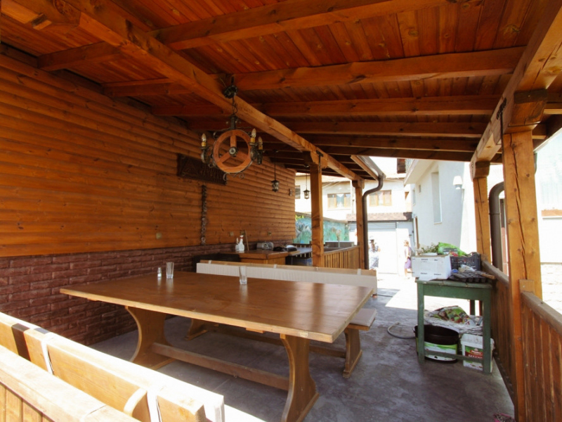 Casă renovată complet cu două etaje, 5 dormitoare, două terase și curte – Dobrinishte