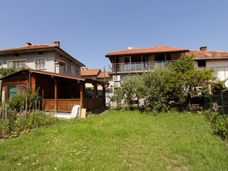 Casă renovată complet cu două etaje, 5 dormitoare, două terase și curte – Dobrinishte