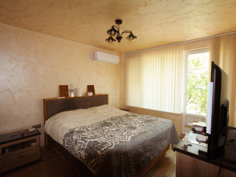 Casă renovată complet cu două etaje, 5 dormitoare, două terase și curte – Dobrinishte