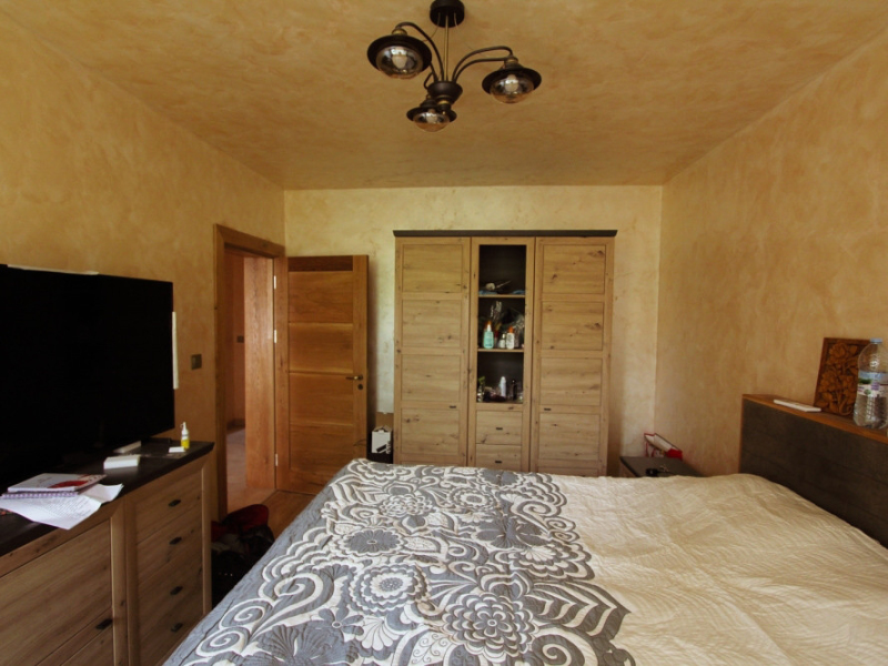 Casă renovată complet cu două etaje, 5 dormitoare, două terase și curte – Dobrinishte