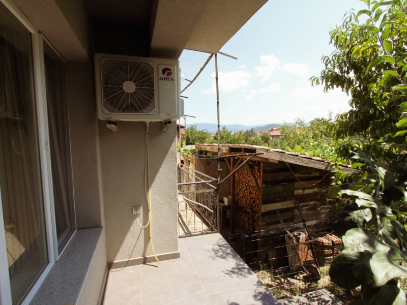 Casă renovată complet cu două etaje, 5 dormitoare, două terase și curte – Dobrinishte