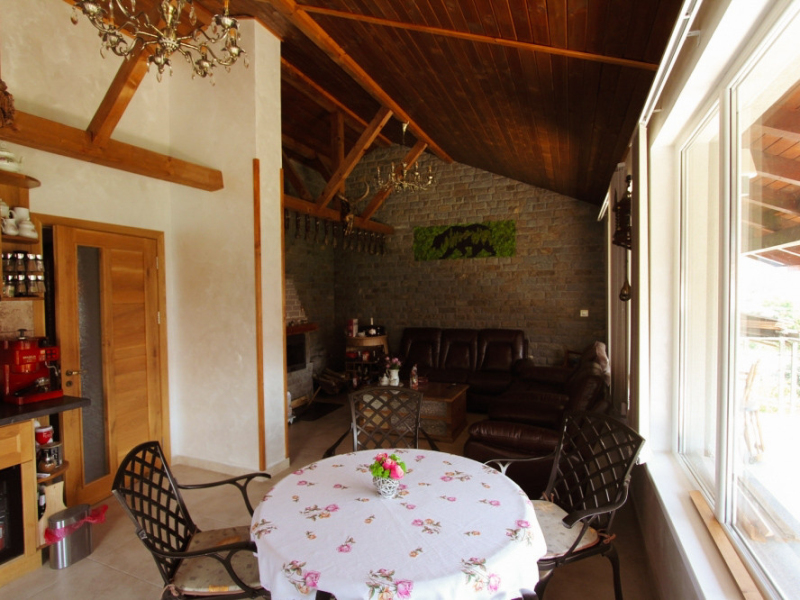Casă renovată complet cu două etaje, 5 dormitoare, două terase și curte – Dobrinishte