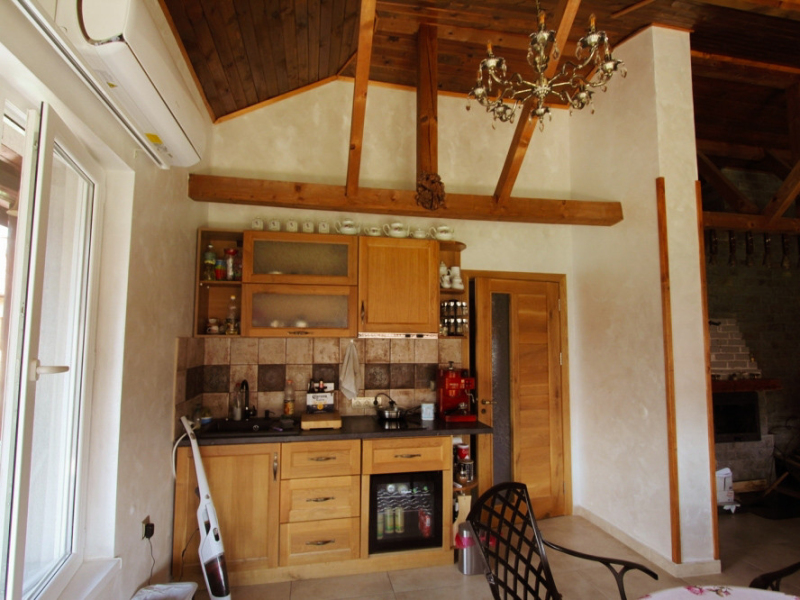 Casă renovată complet cu două etaje, 5 dormitoare, două terase și curte – Dobrinishte