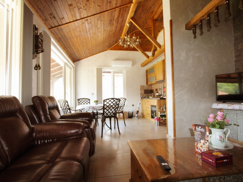 Casă renovată complet cu două etaje, 5 dormitoare, două terase și curte – Dobrinishte