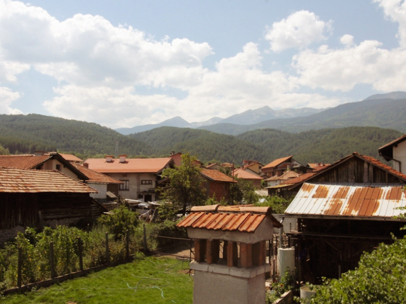 Casă renovată complet cu două etaje, 5 dormitoare, două terase și curte – Dobrinishte