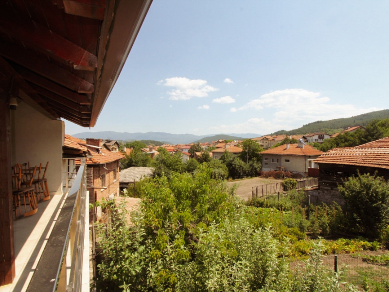 Casă renovată complet cu două etaje, 5 dormitoare, două terase și curte – Dobrinishte