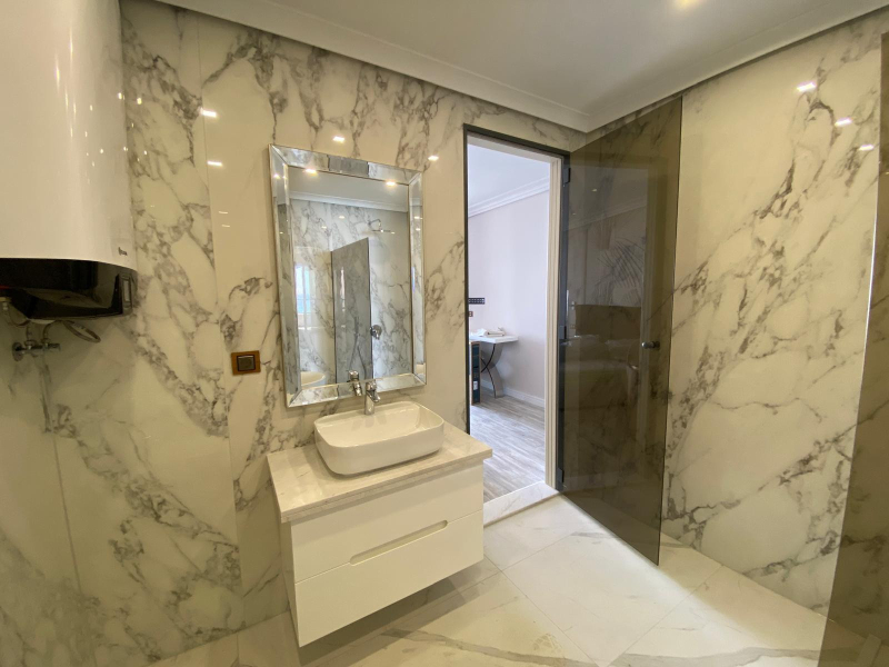 Apartament exclusivist chiar pe plajă cu vedere panoramică la mare