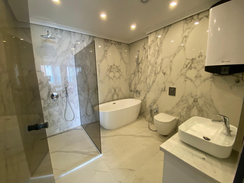 Apartament exclusivist chiar pe plajă cu vedere panoramică la mare