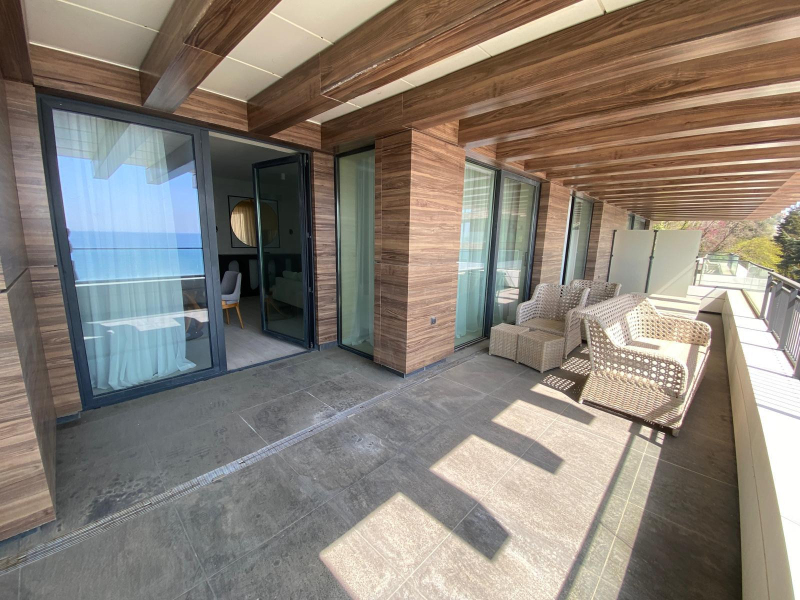 Apartament exclusivist chiar pe plajă cu vedere panoramică la mare