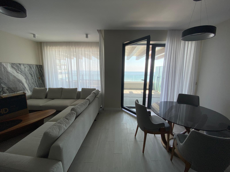 Apartament exclusivist chiar pe plajă cu vedere panoramică la mare