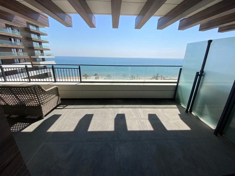 Apartament exclusivist chiar pe plajă cu vedere panoramică la mare