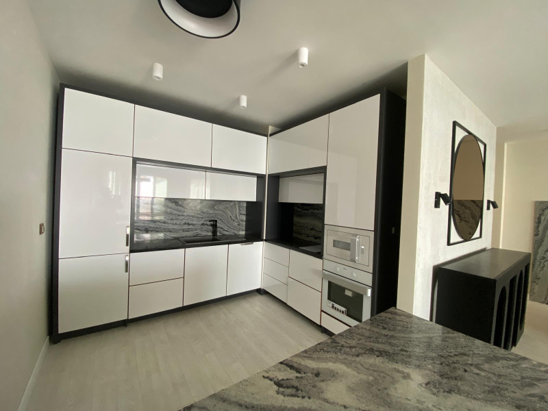 Apartament exclusivist chiar pe plajă cu vedere panoramică la mare