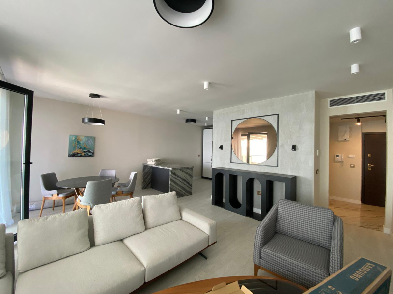 Apartament exclusivist chiar pe plajă cu vedere panoramică la mare