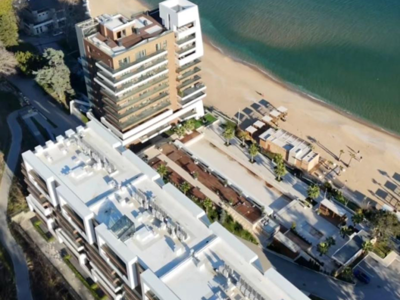 APARTAMENT EXCLUSIV PE MALUL MĂRII – VEDERE DIRECTĂ LA MARE