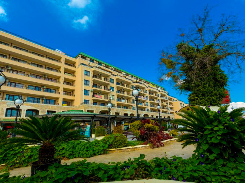Apartament confortabil nr. 503 cu terasă și vedere la resort, Zlaté Piesky