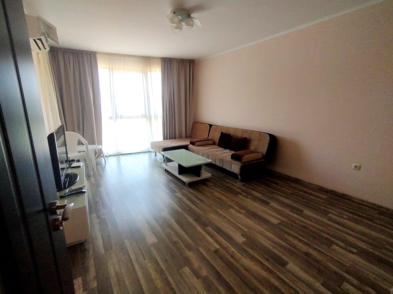 Apartamentul nr. 5 de la Long Beach Apartments