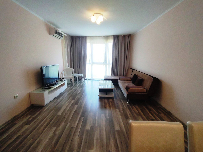 Apartamentul nr. 5 de la Long Beach Apartments