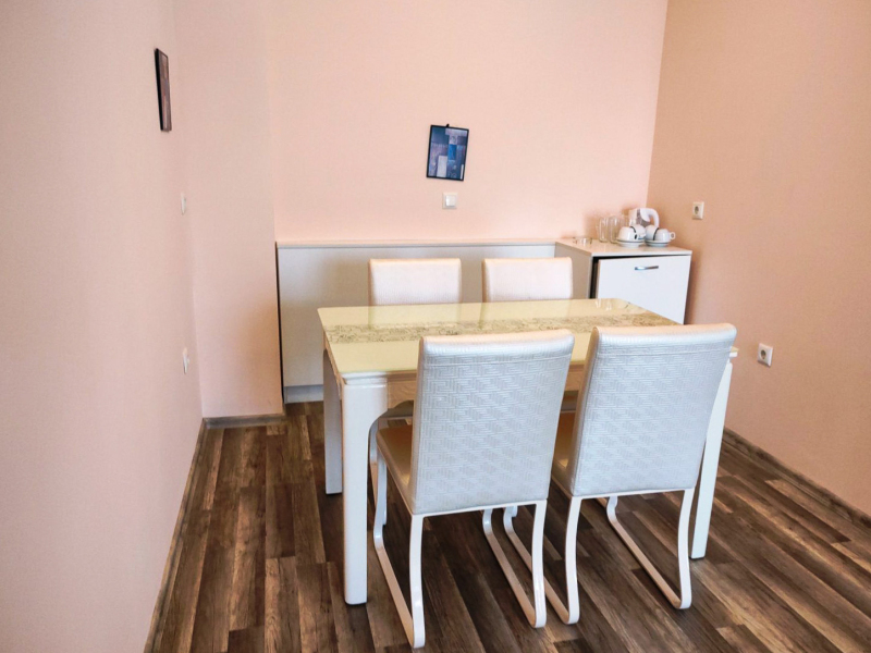 Apartamentul nr. 5 de la Long Beach Apartments